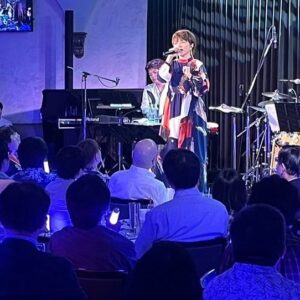 Yuko Nakazawa Instagram - ✴︎✴︎

6月29日に開催しました

中澤裕子 Birthday☆Casual Dinner Show 2024 ～5   1～

無事に終わりました。

原宿に集合してくださいました皆様
大きな拍手声援、キラキラの笑顔、
ありがとうございました！

今回は、
今年デビュー25周年を迎えた
太陽とシスコムーンから
昼の部　稲葉貴子ちゃん
夜の部　信田美帆ちゃん
このお二人をゲストにお迎えし、
なんと！
夜の部には
美帆ちゃんの様子を観に来ていた
小湊美和ちゃんにステージに
半ば強引に🤣上がってもらい

太陽とシスコムーンの名曲
「Magic of  Love」を
歌わせていただきました。

もうね、、ただ感無量。
あの時代、一緒に駆け抜けた同志たち。
あの時から大人チームだったけど、
いろんな経験をそれぞれ積んで
人生に深みを増してきた今、
また一緒に歌える日が来たことが
嬉しくてしょうがなくて、
やっぱり泣いてしまったけど、
幸せな思い出がまたひとつできました。

あっちゃん、しのちゃん、こみちゃん、ありがとうございました！

次は30周年に！

#太陽とシスコムーン
@attchu  ちゃん
@miwa_kominato_official  ちゃん
#信田美帆　ちゃん

#原宿ラドンナ
