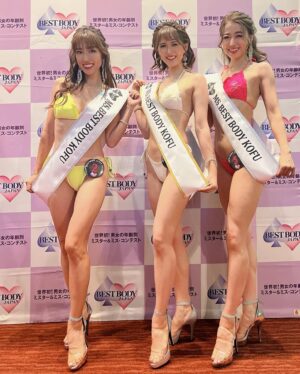Yûko Shôji Instagram - ベストボディジャパン2023
甲府大会✨レディースクラス準グランプリを頂きました🥺✨
今年入って出場を決めて、30代ラストの39歳、周りからは不利だから40歳になってからにしたら？と言われ続けましたが、せっかくなら30代最後に何か形に残したいと思い、今回初の挑戦が甲府大会‼️
緊張しない性格だと思ってたら、いざステージ立つとめちゃくちゃ緊張するし脚震えてるし反省点だらけ😭
けど初出場で準グランプリは本当に嬉しいし、11月の日本大会出場も決定したので更に気合い入れてトレーニングや
@bestbodyjapan.lesson に励みたいと思います✨🥰
再来週の前橋にもエントリーしているので次こそはもっと堂々として笑顔いっぱいでグランプリ獲るぞー❣️
長時間にわたり審査して頂いた
@bestbodyjapan 谷口会長
@kazu1963618 吉田和彦理事
@karolina0824 カロリーナ先生
本当にありがとうございました❣️

最後の写真は真ん中→1位のあんなさん
@annnana_77 
右側は3位のこずえさん
@ko_zu_e_k 

2人とも次回は首都圏にエントリーされているので
またご一緒出来るの楽しみにしてます💛

素敵な出会いあり、笑いあり、涙ありのベストボディジャパン最高😆✨✨
#ベストボディジャパン#ベストボディジャパン日本大会 #決定#ベストボディジャパン2023#ベストボディジャパン公式レッスン #ベストボディジャパンへの道