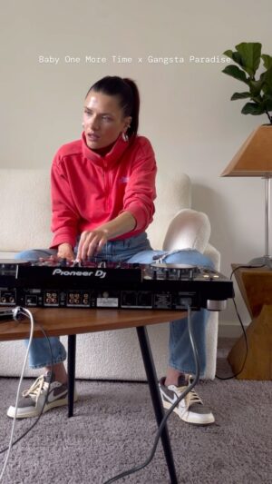 Yulia Kirillova Instagram - match in heaven 💨

#mashup#femaledj#djgirl#djlosangeles