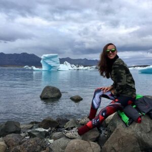 Yuliya Prolygina Instagram - В Исландии ледники спускаются к подножию гор и от них откалываются айсберги причудливых форм и размеров. Этот похож на парус. А последний...на собачку?