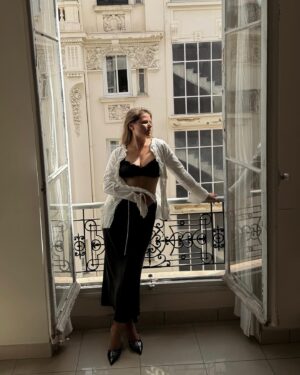 Yuliya Topolnitskaya Instagram - Сильная,независимая и свободолюбивая женщина купила билет и улетела во Францию🤍 
И эта женщина -Я 🤍