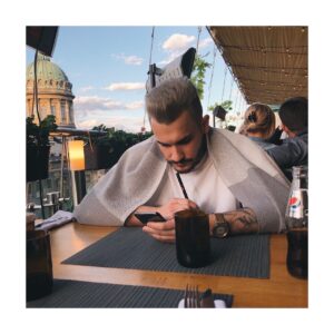 Yuly Oneshko Instagram - Если вы хотите не просто путешествовать, а остаться за границей подольше (а может быть и навсегда), то советую вам поучаствовать в следующем конкурсе от @gostudy_cz с помощью которого вы можете выиграть грант на обучение в Праге, а затем, выучив чешский язык, поступить на бесплатное обучение в практически любой чешский ВУЗ. Возрастных ограничений нет, обучение будет бесплатным. А ещё со второго семестра вы будете получать стипендию в размере 100 евро. При желании вы сможете передать выигранный грант своему родственнику. Не упустите шанс изменить свою жизнь - переходите в профиль @gostudy_cz и участвуйте в конкурсе #хочувgostudy