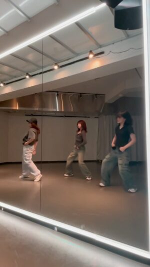 Yume Miyamoto Instagram - .
ひまわり３人衆第３弾🌻
ラストは3人とも踊りたかった
@le_sserafim さんの #easy 🫧

ぜんっぜんeasyじゃなくhardでしたけど
なんとか見せられるくらいには揃ってるかな🥺！

めぐ、しおんちゃんとはほぼほぼ同期で
3.4歳からの仲なのに3人でご飯って意外に行ったことなくて
初めて3人でダンスして、サウナして、
美味しい韓国料理を食べてきました😋

積りに積もった話を解きほぐすように
和やかな時間が流れていて
すっごく心地のいい空間だったなあ〜
2人ともありがとうねえ

やっぱりダンスは楽しいなっっ
なんか踊って欲しい曲とかありますか？！🥳