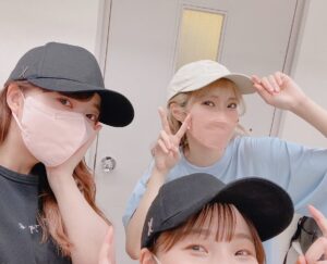 Yume Miyamoto Instagram - Twitterとは別verの供養〜！！！
かわいい衣装用意してくださって
ありがたやや〜♡

みてみて！あやさちと
帽子お揃いだったの！
前の収録であやさちが気づいて
昨日被ってきてくれたんや〜うれし
なちゃんも昨日はキャップスタイルでしたぜ😎

改めていつも聞いてくださって
ありがとうございます！
よくラジオで話してるネタとか流れをやったら
お客さん達が反応してくれてるのみて
「いつも聞いてくれてるんだなあ」って実感して
とっても嬉しかったあ！！！

また振り返りの収録回で色々お話しするねー！！
お越しくださった皆様
配信をご覧になってくださった皆様
メールやアンケートをくれた皆様！
ありがとうございましたーーー！🥰
