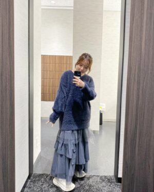 Yume Miyamoto Instagram - .
#まとスレ 生配信の時の私服⛓️❤️‍🔥
最近 @willfully_official さんしか着てないってくらい〜
スカートふわふわだしこの色のセーター見た時から
日万凛の時に着よう〜って思ってたんだー！

生配信楽しかったね〜
ってことで今年もよろしくお願いします🙇