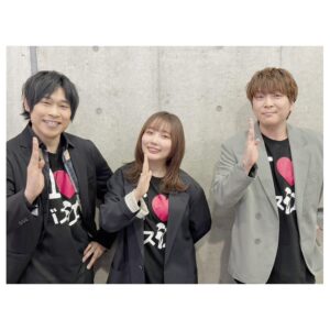 Yume Miyamoto Instagram - お二人と叙々苑ギフト券
暫定1位になったぞおおおお！！！
のこれ、、、！のこれ、、、、！🍖笑

優しくて大好きな先輩です🤘
アニメも引き続きよろしくお願いします！
イベントも、きてね🤪

#スナックバス江
#AJ2024