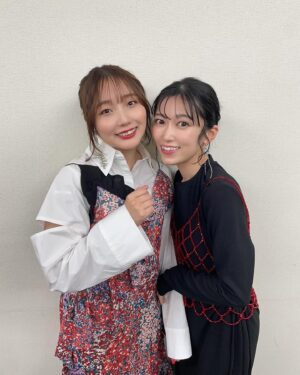 Yume Miyamoto Instagram - #メタリックルージュ
第八幕第九幕上映会💄💄💄

お越しくださったみなさま〜！
ありがとうございました。

放送期間中にイベントで皆さんに会えて
「こうやって作品楽しんでくれてるんだなあ〜」
って実感できるのって
ほんとーーーーうに幸せだなぁって思いながら
わちゃわちゃお喋りしてました。

特に今回は出渕さん、南さんのお話も
一緒に共有できてよかったなあ...
ここでしか聞けないお話し満載でしたね！！！

相棒のともよちゃんもありがとう！
いつも安心して身を任せてます。

佳境のメタリックルージュ！
最後までお見逃しなく！！

今日もかわよい赤を意識ししてくださったスタイリング👗
髪も伸びてポニーテールにしてくれました😌
しかも髪留めに赤いやつ持ってきてくださってたんだあ！
みんなにキラキラ魔法かけてもろて
幸せだなあ

ありがとうございました！