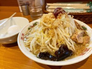 Yume Miyamoto Instagram - .
先日初訪問の#ぽっぽっ屋 🫶
もやしの盛りに映えるきくらげがキュート💗

麺がワシワシというよりはポキポキ系で
食べ応えまんてん〜😉

店主さんも笑顔たっぷりで優しくてほっこり二郎😌

野菜油ニンニク辛味醬に生卵だあよ📣

#二郎系インスパイア