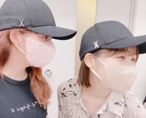 Yume Miyamoto Instagram - Twitterとは別verの供養〜！！！
かわいい衣装用意してくださって
ありがたやや〜♡

みてみて！あやさちと
帽子お揃いだったの！
前の収録であやさちが気づいて
昨日被ってきてくれたんや〜うれし
なちゃんも昨日はキャップスタイルでしたぜ😎

改めていつも聞いてくださって
ありがとうございます！
よくラジオで話してるネタとか流れをやったら
お客さん達が反応してくれてるのみて
「いつも聞いてくれてるんだなあ」って実感して
とっても嬉しかったあ！！！

また振り返りの収録回で色々お話しするねー！！
お越しくださった皆様
配信をご覧になってくださった皆様
メールやアンケートをくれた皆様！
ありがとうございましたーーー！🥰