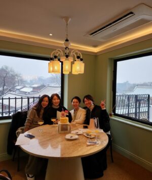 Yun Yoo-sun Instagram - 덕분에 눈 내리는 창덕궁을 맘껏 누려 행복한 날이었오~~~ 
고마워💜💜
#눈나리는
#⛄️⛄️
#아름다운날