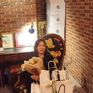 Yun Yoo-sun Instagram - 모두가 생일이었던것처럼 즐거웠던 
사랑스런 경민언니 60번째 🎂
덕분에 오랫만에 만난 반가운 친구들🥰🥰
#내생일아니고🤣
#언니생일축하해❤️❤️