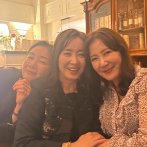 Yun Yoo-sun Instagram - 모두가 생일이었던것처럼 즐거웠던 
사랑스런 경민언니 60번째 🎂
덕분에 오랫만에 만난 반가운 친구들🥰🥰
#내생일아니고🤣
#언니생일축하해❤️❤️