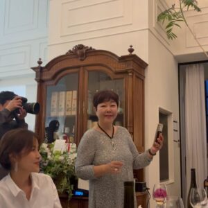 Yun Yoo-sun Instagram - 모두가 생일이었던것처럼 즐거웠던 
사랑스런 경민언니 60번째 🎂
덕분에 오랫만에 만난 반가운 친구들🥰🥰
#내생일아니고🤣
#언니생일축하해❤️❤️
