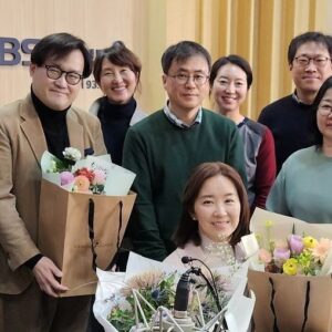 Yun Yoo-sun Instagram - 1년가량 
가정음악과 함께 할 수 있어서 
행복했습니다🥰
가정음악을 만나지 않았더라면..
느끼지 못 했을 ,배우지 못 했을
많은것들을 마음에 담았습니다

듣고 싶은 음악도
읽고 싶은 책도
가고싶는 곳도 많아졌구요

무엇보다 넘치는 사랑받아
마음이 가득 채워졌습니다
많이 감사합니다
행복했습니다
🥰🥰🥰
#윤유선의가정음악
#김경미작가님
#정유라피디님
#유정우선생님
#기술감독님
#이동우부장님
#무엇보다
#가족같은맘으로
#아껴주신
#애청자분들
#감사드리고
#사랑합니다
#❤️❤️❤️❤️
#신윤주의가정음악도
#아껴주세요🙏🏻 
#당신의매일매일이
#아름답게펼쳐지길🙏