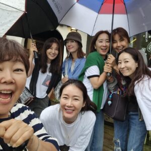 Yun Yoo-sun Instagram - 지난여름 친구들과 행복한 시간💜💜