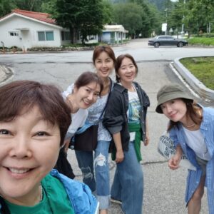 Yun Yoo-sun Instagram - 지난여름 친구들과 행복한 시간💜💜