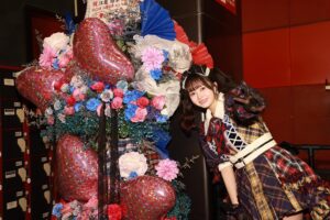 Yuna Ego Instagram - ⁡
4thソロライブ@新宿BLAZE 
⁡
1年前に来た時とは会場近くの雰囲気が全然変わっていてびっくりしました。新しいビルできてた！！
そして金曜の新宿の人の多さがすごかった。笑
来てくださったみなさんありがとうございました！
ちゃんとたのしかったかな？
実は前日に突然声がうまく出なくなって焦りながら当日を迎えました。笑 リハも体力温存させてもらって
ずーっと不安だったんですけど本番ちゃんと歌えてよかった！ソロライブ期間はとくに自分の声に過敏になりすぎている。笑 不安と緊張がなくなったらもうすこしうまく歌えるようになるのかな！それを乗り越えた先のライブが楽しみです。
コロナ禍で始まったソロ活動だったのでソロのステージでみなさんの声を聞いたことがなかったんですけど
わたしだけのサイリウムと、わたしの名前しか聞こえないライブって最高だね！！
ずっとずっと一緒にライブしようよ☺️🫧
⁡
23.05.26