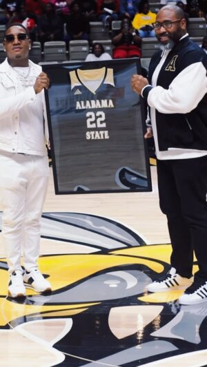 Yung Joc Instagram - It went down in the Dome last night! 🔥
Who does it better than ASU ?! 

#SWARMAS1