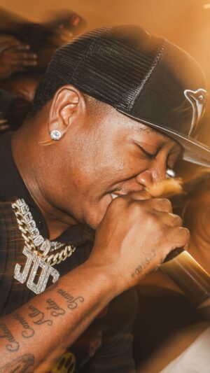Yung Joc Instagram - When @joclive performs at your wedding, you know it’s a good time 🔥 he definitely took us back to middle and high school with the hits! 

Bride: @rayy.mitchell 
Groom: @miles_devyn 
Planner: @enrapturedevents 
DJ: @6fiveproductions 

#yungjoc #wedding #weddingvibes #ynotimages #love