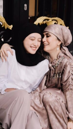 Yuni Sulistyowati Instagram - Kaka Sayang @diffamaheswari.. Makasih Kadonya.. Kaka sholehah baik hatinya yg selalu jaga Mimih dan Ade.. dan mendoakan Pipihnya.. Love youu kaka sayang..
.
.
📸 @hardisusilo16