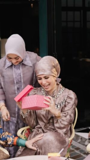 Yuni Sulistyowati Instagram - Senengnya ngariung bareng kalian..❤️ Terimakasih selalu bahagia bareng..
#myfriends