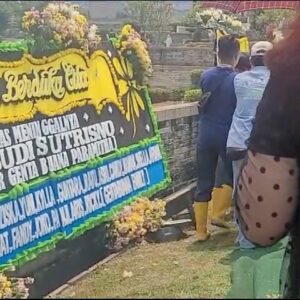 Yuni Sulistyowati Instagram - Semuanya akan kembali kepada Nya..
.
.
#alfatihah