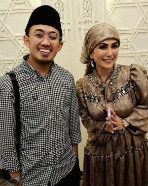 Yuni Sulistyowati Instagram - Mak minta ijin ke pengajian.. Bareng ustads @ji_syam.official 
.
.
#ngaji