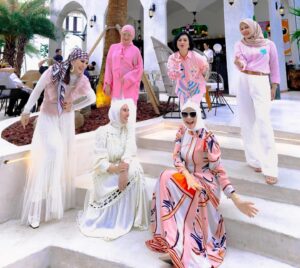 Yuni Sulistyowati Instagram - Anything is possible when you have the right people there to support you…
.
.
#lol