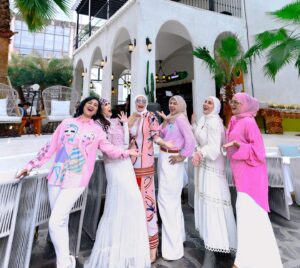 Yuni Sulistyowati Instagram - Anything is possible when you have the right people there to support you…
.
.
#lol