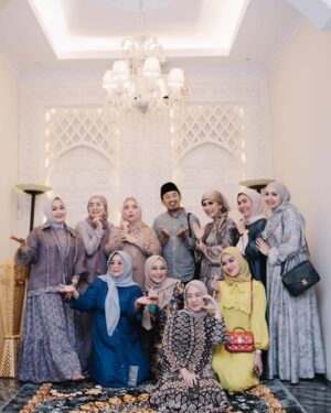 Yuni Sulistyowati Instagram - Mak minta ijin ke pengajian.. Bareng ustads @ji_syam.official 
.
.
#ngaji