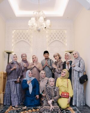 Yuni Sulistyowati Instagram - Mak minta ijin ke pengajian.. Bareng ustads @ji_syam.official 
.
.
#ngaji