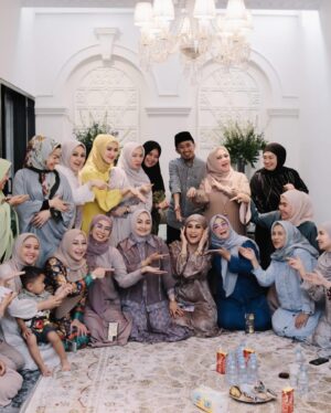 Yuni Sulistyowati Instagram - Mak minta ijin ke pengajian.. Bareng ustads @ji_syam.official 
.
.
#ngaji