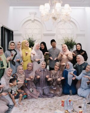 Yuni Sulistyowati Instagram - Mak minta ijin ke pengajian.. Bareng ustads @ji_syam.official 
.
.
#ngaji