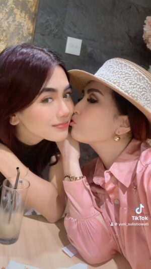Yuni Sulistyowati Instagram - love you…..