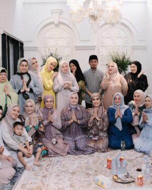 Yuni Sulistyowati Instagram - Mak minta ijin ke pengajian.. Bareng ustads @ji_syam.official 
.
.
#ngaji