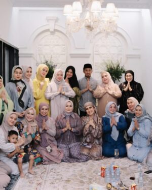 Yuni Sulistyowati Instagram - Mak minta ijin ke pengajian.. Bareng ustads @ji_syam.official 
.
.
#ngaji