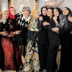 Yuni Sulistyowati Instagram - Keseruan kita…
.
.
#LOL 
#happylife