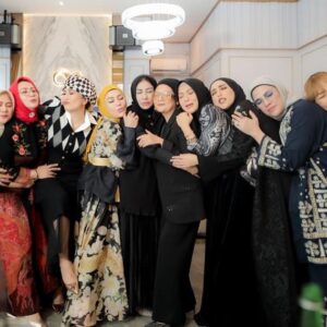 Yuni Sulistyowati Instagram - Keseruan kita…
.
.
#LOL 
#happylife