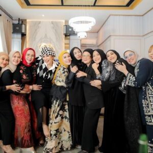 Yuni Sulistyowati Instagram - Keseruan kita…
.
.
#LOL 
#happylife