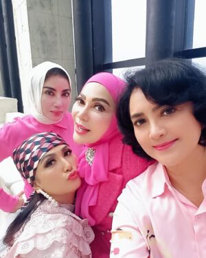 Yuni Sulistyowati Instagram - Pink and white..
.
.
#masihsamakamu