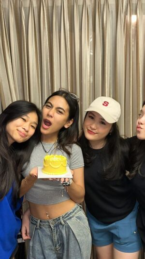 Yuni Sulistyowati Instagram - Baru mendarat dari Bangkok ada kejutan dr sahabat @nathaniacheisyaa di apartement kaka Diffa… 
.
.
#birthday 
#surprise