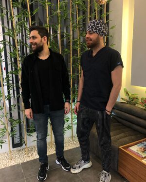 Yunus Emre Terzioğlu Instagram - Minik bir süprizimiz var @kosuyoluparkdentalclinic 3 ay boyunca benim adımı referans verdiğiniz takdirde tüm işlemlerinizde % indirim yapıyor. 

@drozgurosar 

#koşuyoluparkdentalclinic #dişhekimi #dentalclinic #dentist #dentistry #çenecerrahisi #koşuyolu #kadıköy