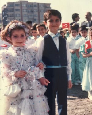Yunus Emre Yıldırımer Instagram - 23 Nisan Ulusal Egemenlik ve Çocuk Bayramımız kutlu olsun 🇹🇷🇹🇷🇹🇷( evet fotoğraftaki delikanlı benim 😂1990 Diyarbakır )