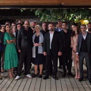 Yunus Emre Yıldırımer Instagram - 4 sezon boyunca emeği geçen herkesin yüreğine sağlık...5.sezonda yeniden buluşmak dileğiyle...#edho🙏
@eskiyatv @atvturkiye