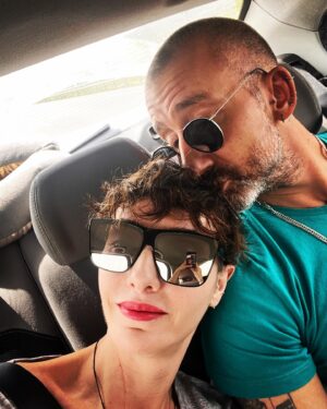 Yunus Günçe Instagram - Bize yine yollar düştü.
12 TEMMUZ ÇARŞAMBA İZMİR/BORNOVA’ya, AYFER FERAY AÇIK HAVA TİYATROSU’na  GELİYORUZ.

Detaylar & biletler➡️ @bubilet @biletinial @biletix & gişeden.

@karikocaisleri @isikselin @anil_ozkan @anilmedya 

#KarıKocaİşleri #i̇zmir #tiyatro