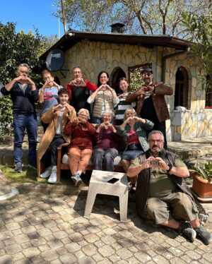 Yunus Günçe Instagram - Annemiz 80 oldu bugün!
Dile kolay 80!
Hem bayramı hem doğum günü bugün Seyhan Sultan’ın❤️.
Anneden, annelerden emekçisi mi var?
Kutlu olsun🫶
Kalbimizden, ruhumuzdan, aklımızdan zaten hiç eksik olmuyorsun, başımızdan da eksik olma!
Çok seviyoruz seni anne!
Çok!
@seyhangunce @gunceeskikoy @gunce.idil @devrimgunce 
#1mayıs #1mayısişçiveemekçibayramıkutluolsun