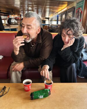 Yunus Günçe Instagram - Çaya bisküvi❤️
@isikselin @karikocaisleri 
#KarıKocaİşleri BU AKŞAM MANİSA’DA.
@anil_ozkan @anilmedya @org.naciyedemirel 
#manisa