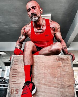 Yunus Günçe Instagram - Chest, biceps, shoulder, core day.
Holiday😁
#workout