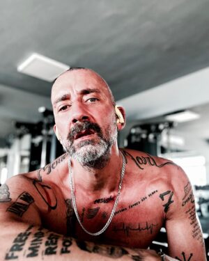 Yunus Günçe Instagram - İyi haftalarson.
@onlinewellnessstudio_ows @noyandlk 
#workout