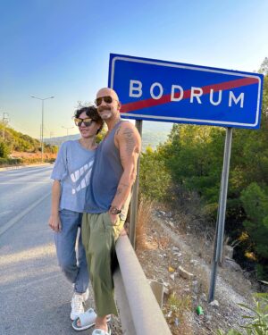 Yunus Günçe Instagram - Bodrum geçti. Keşke bitmeseydi. Öyle güzel geçti.
Bu akşam CADDEBOSTAN
23 EKİM ESKİŞEHİR
25 EKİM BURSA
Onlar da çok güzel geçer. Eğer sen de olursan.
Eyvallah🫶.
BİLETLER➡️ @bubilet @biletinial @biletix & gişeler
@isikselin @karikocaisleri @anil_ozkan @anilmedya
#KarıKocaİşleri #bodrum #istanbul #eskişehir #bursa